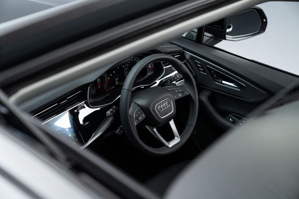 2025 audi q7 interior