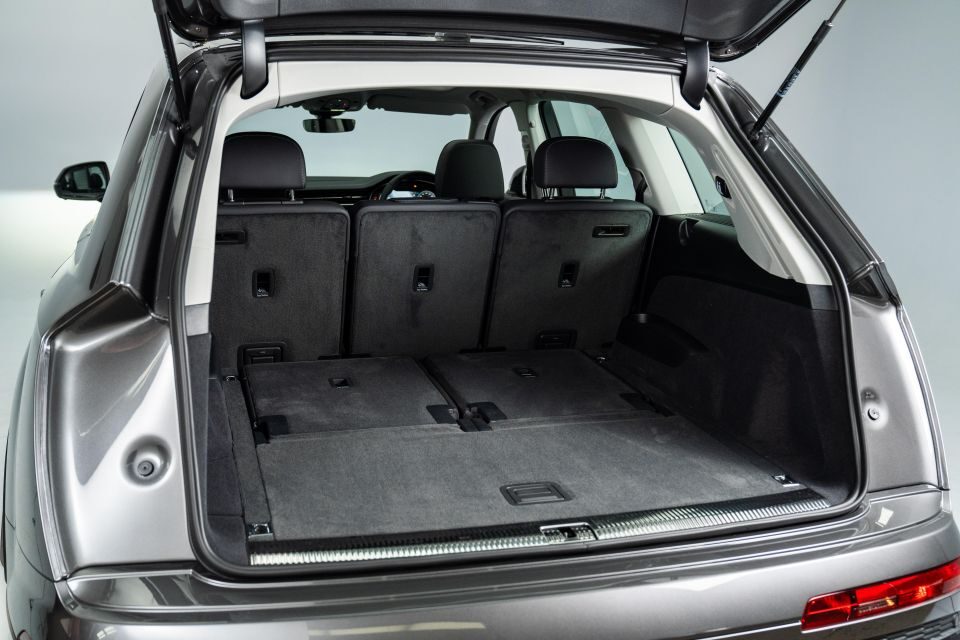 2025 audi q7 interior
